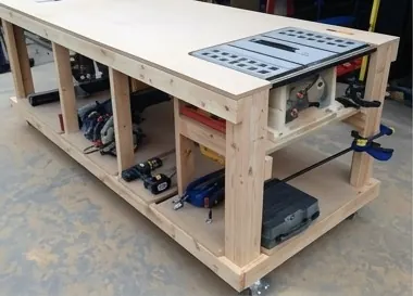 Mobile workbench with a flush-mounted saw